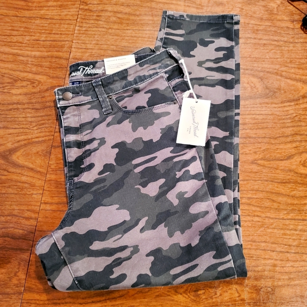 3/$30 NWT! Universal Thread High Rise Skinny Crop Camo Pant Size 10